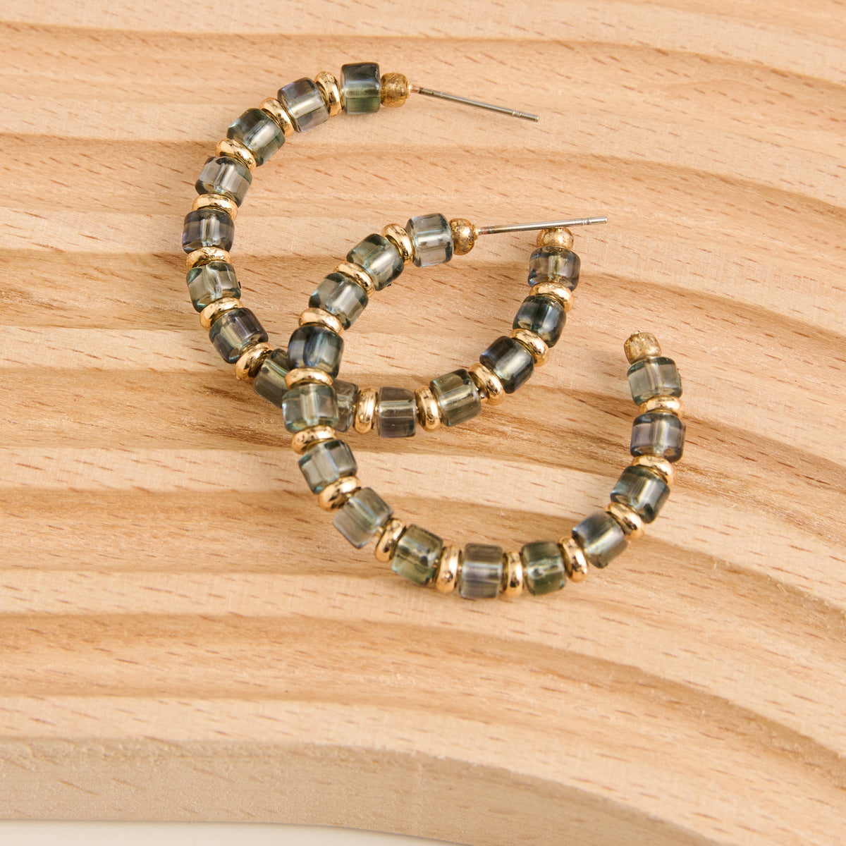 C-Hoop Earrings Nia Seed Bead Gold Disc Post