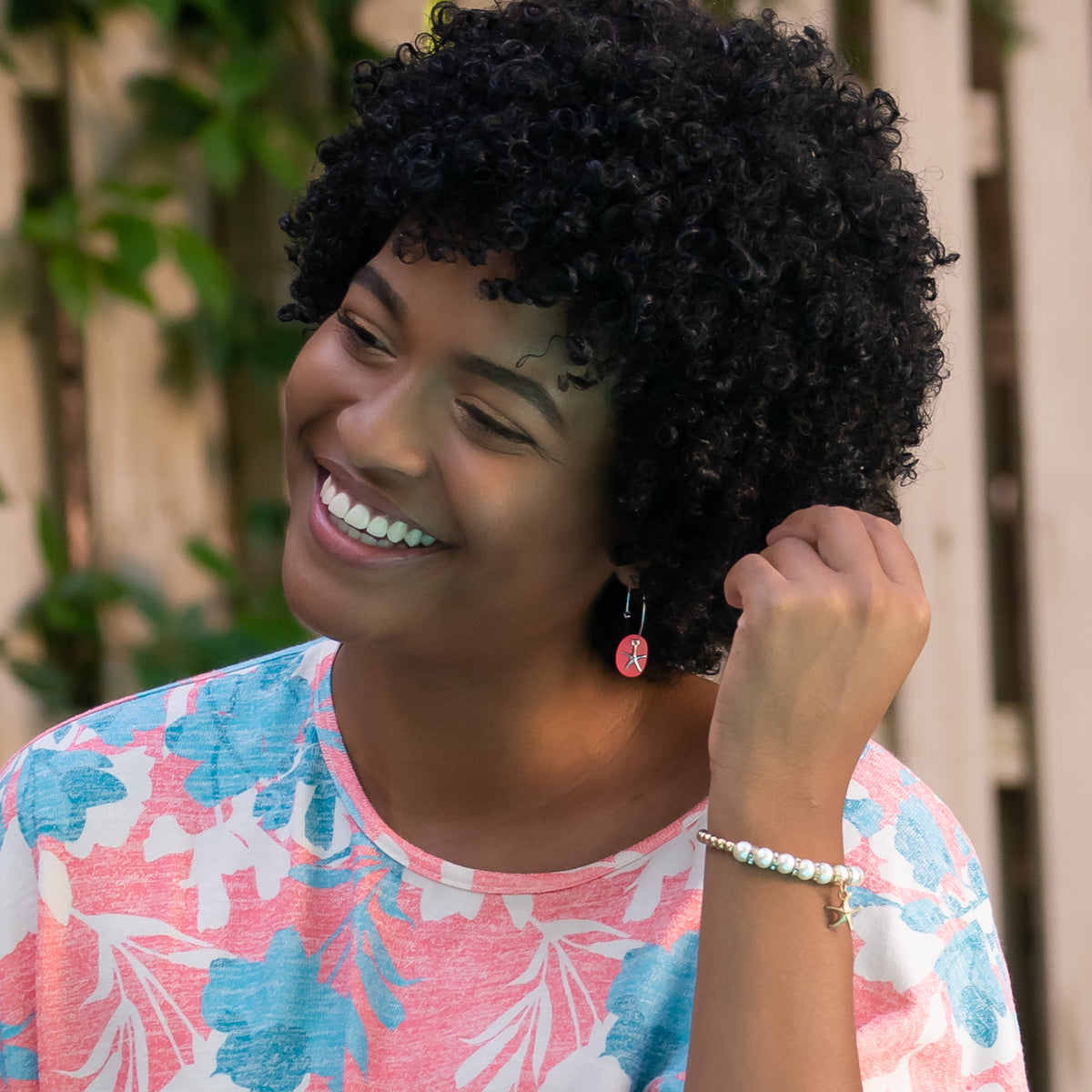 Gold Beach Icon Charm and Pearl Stretch Charm Bracelet